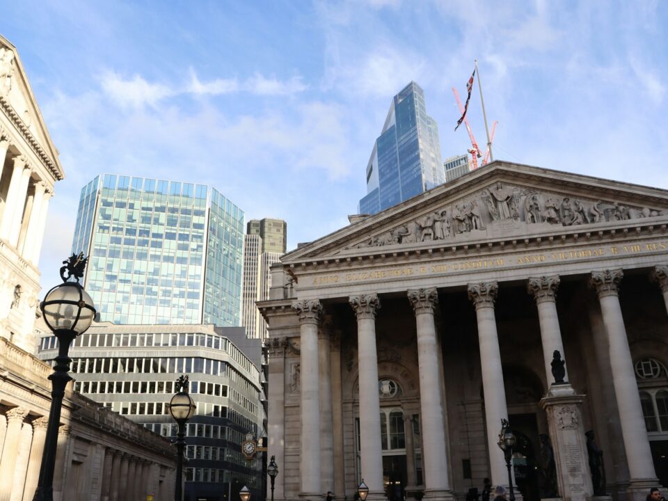 Picture of the royal exchange in the city of London.