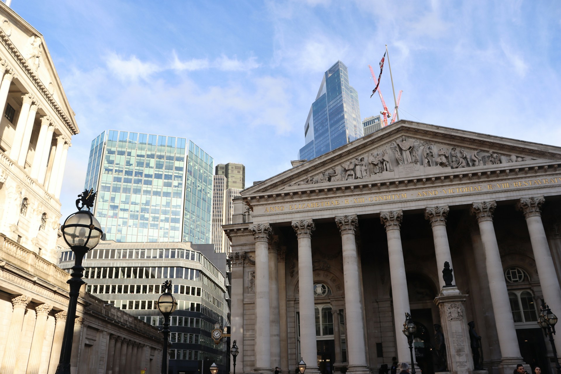 Picture of the royal exchange in the city of London.