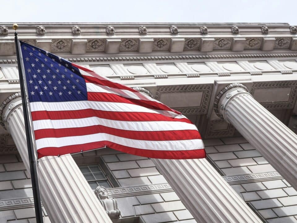 Picture of the Flag of the united states of America Infront of the white house