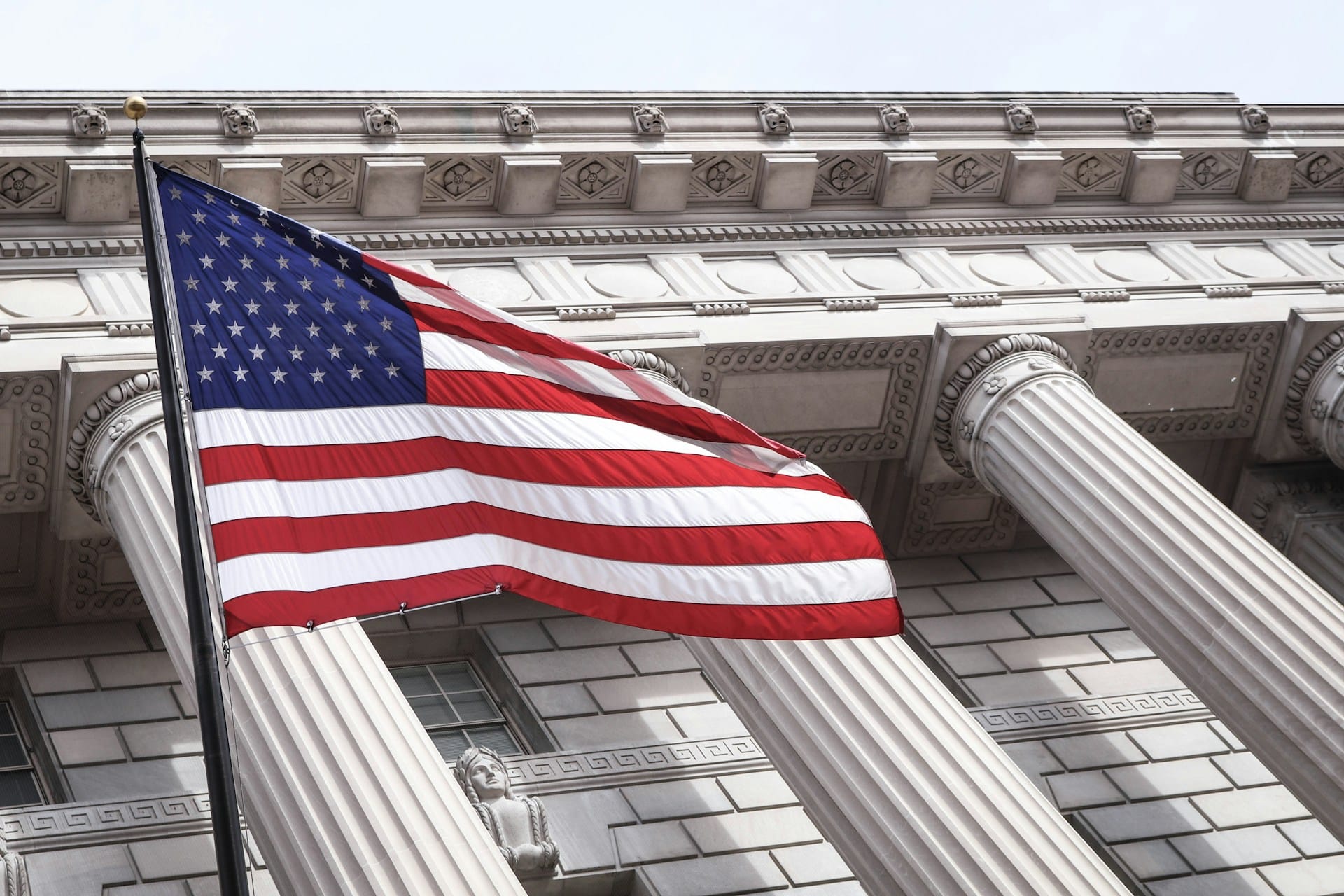 Picture of the Flag of the united states of America Infront of the white house